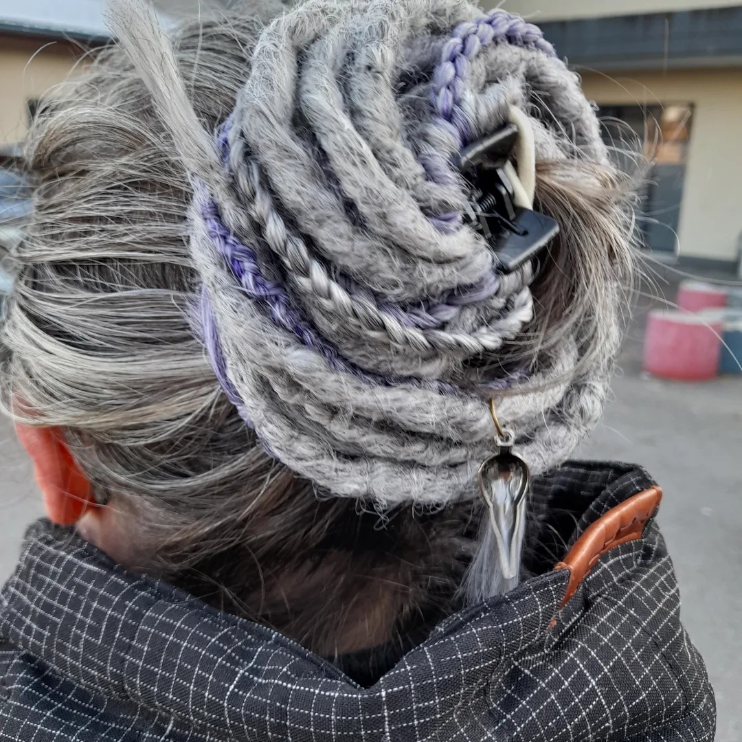 Chignon de dreads synthétiques grises et lavande - création sur mesure