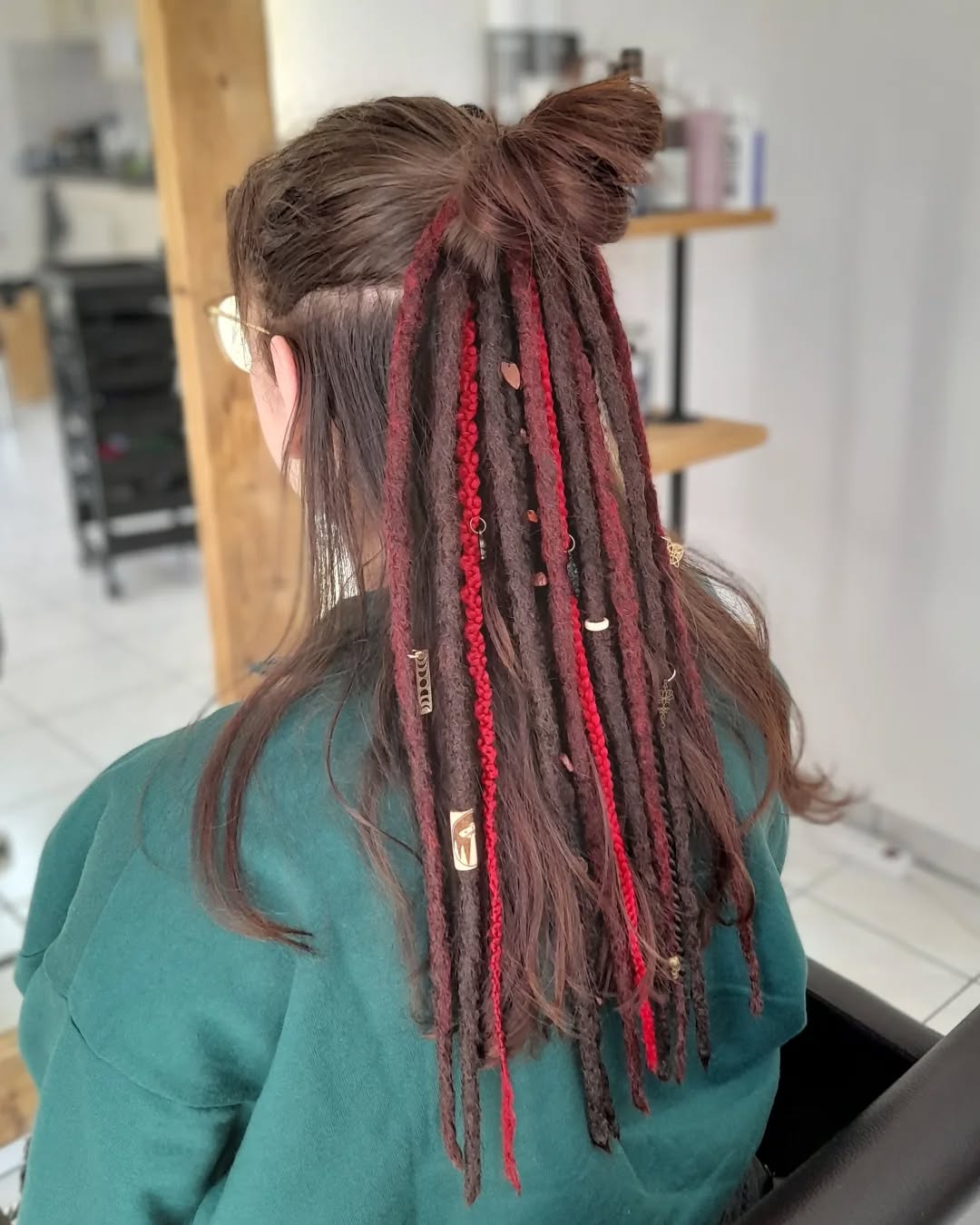 Dreadlocks synthétiques personnalisées posées - résultat final Suisse