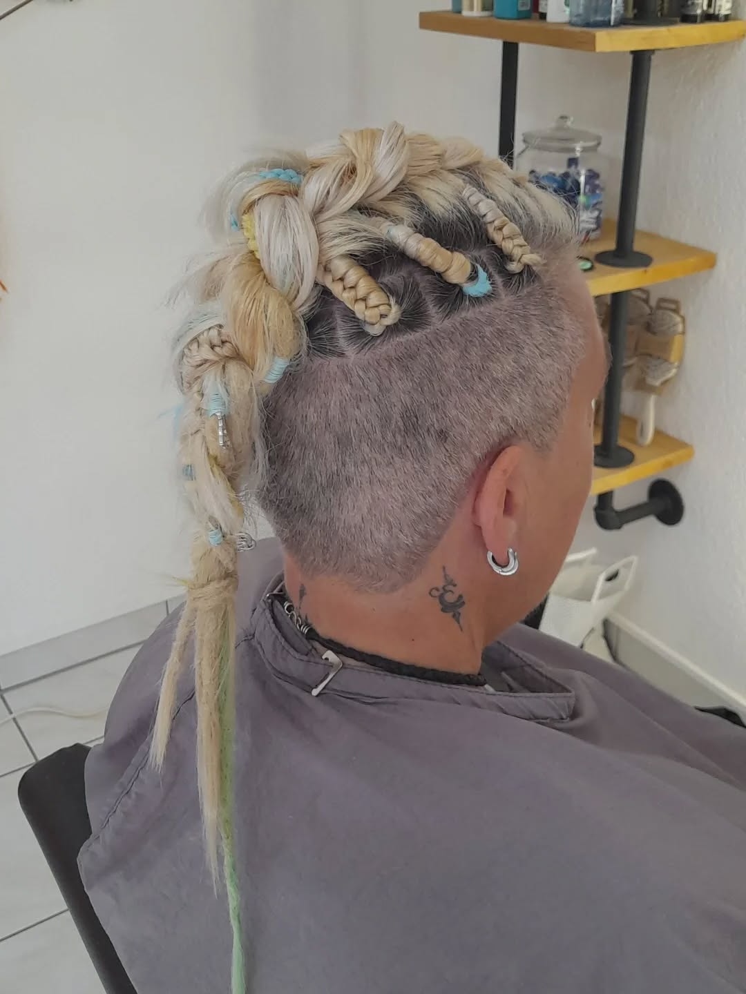 Dreadlocks synthétiques cuivrées avec undercut - pose professionnelle Fribourg