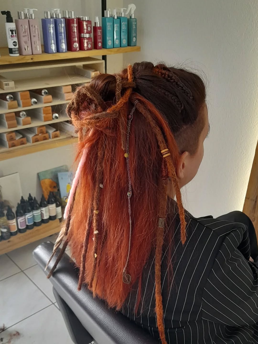 Dreadlocks synthétiques cuivrées - pose professionnelle près de Payerne.